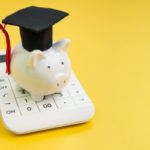 Calculadora y cerdito hucha con gorro de graduación