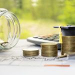 Monedas y gorro graduado