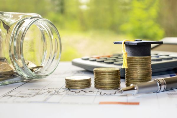 Monedas y gorro graduado